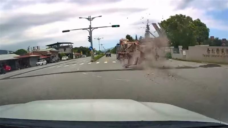 花蓮曳引車後方運載物品突然散落,後方汽車緊急煞車、並轉向車頭,才沒有被砸中,驚險瞬間畫面曝光。(圖/翻攝Threads@dino_zhan0618)