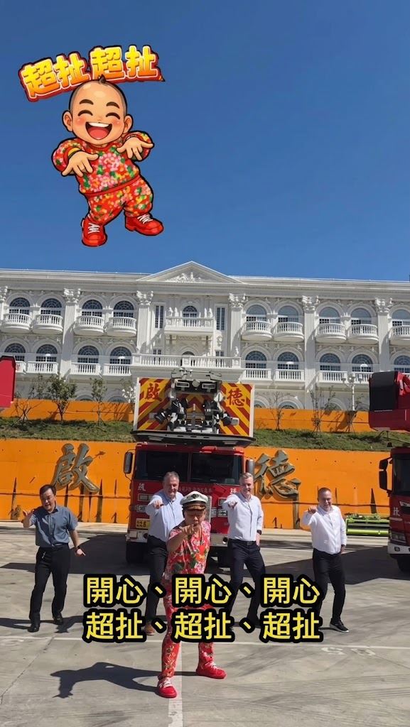 胡漢龑邀集三位芬蘭主管親赴現場,簽訂第二台Bronto 104公尺消防雲梯車的採購合約。(圖/翻攝自胡漢龑Threads)