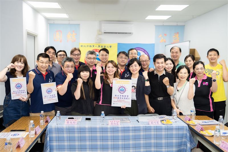 蘇巧慧逐一親自回應教師的訴求，更承諾未來擔任新北市長，將提高教師節禮金、編列假日出勤加班費，並落實校園案件分流、溝通先行的調處機制，獲全場熱烈掌聲。（圖／蘇巧慧辦公室提供）