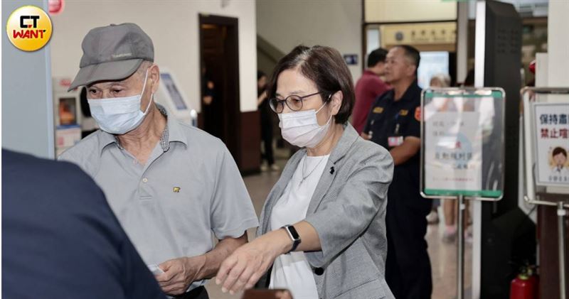 前行政院經貿談判辦公室總談判代表楊珍妮涉嫌霸凌時任副總談判代表顏慧欣,日前遭監察院彈劾,移送懲戒法院審理,懲戒法院今日下午開庭,傳喚楊珍妮出庭