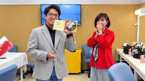 沈伯洋變小粉絲！拿父母CD追陳美鳳求簽名