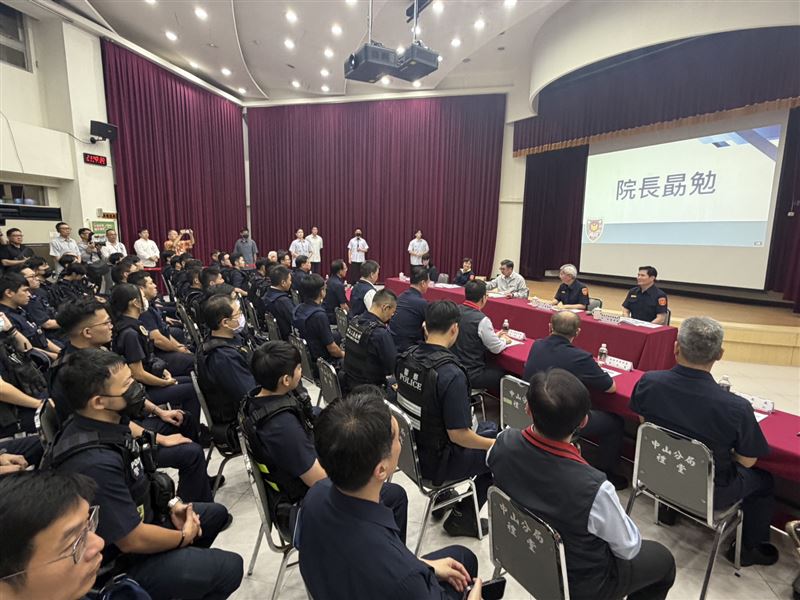 卓榮泰與劉世芳晚間前往中山分局勉勵警察同仁,並宣布擴大深夜津貼適用範圍。(圖/警政署提供)