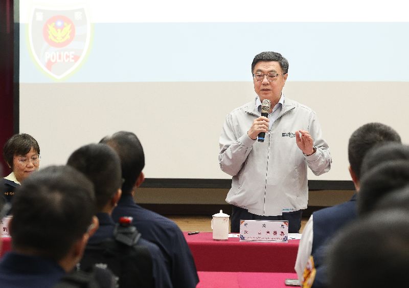 行政院長卓榮泰(後右)8日晚間視察台北市政府警察局中山分局時表示,今天來參加擴大臨檢勤務的勤前教育,是想和大家共同打氣,讓各項勤務都能夠順利、圓滿成功,而且都能平平安安地去完成每項任務