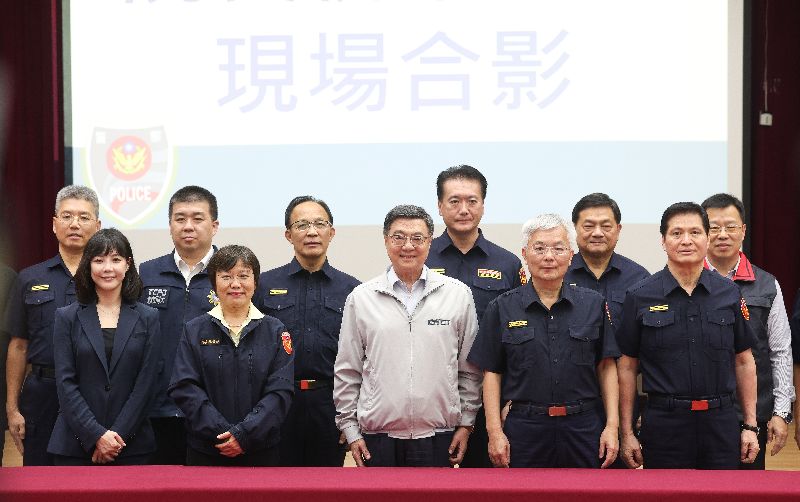 行政院長卓榮泰(前中)8日晚間赴台北市警察局中山分局視察慰勉員警暨聽取治安工作簡報,並與內政部長劉世芳(前左2)、警政署長張榮興(前右2)等人合影留念