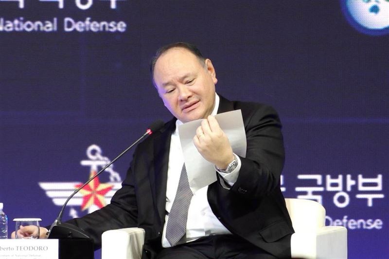 菲防長鐵歐多洛在首爾論壇發言期間,中國代表遞紙條質疑南海仲裁。(圖/翻攝自X平台 @PhilippineStar)