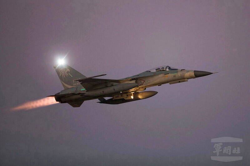 台中清泉崗空軍基地因無人機入侵空域,導致被迫關閉,致8架執行夜航訓練的IDF經國號戰機,轉降新竹空軍基地。(圖/軍聞社)