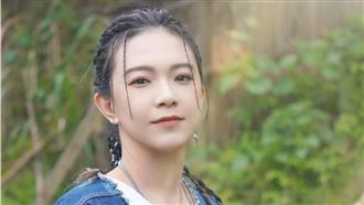 張芸京參加《超級偶像》時曾求問算命師，因對方指稱江明娟對她「作法」而深信不疑，事後發現是誤會，公開道歉。（翻攝自張芸京IG）