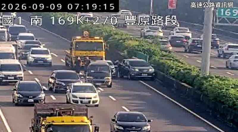 上班注意！國1驚傳「3車追撞」車流大回堵