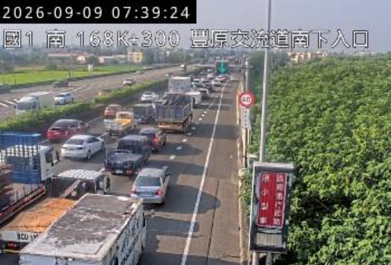 國1驚傳「3車追撞」,後方車流大回堵。(圖/翻攝自高速公路資訊網)