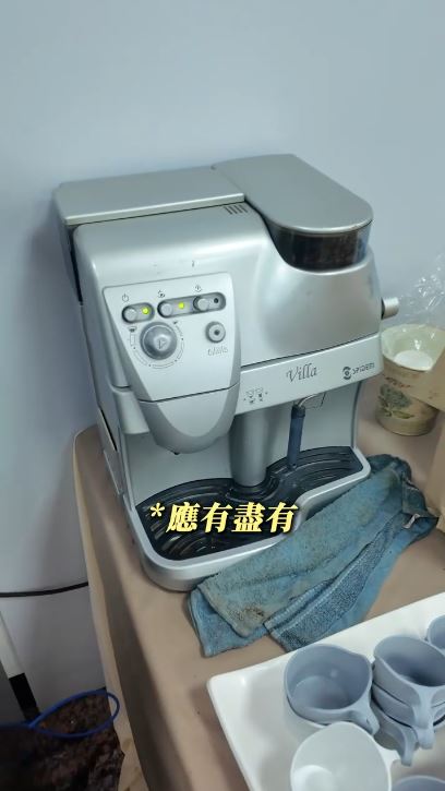 網友發現咖啡機前方擺放的抹布疑似帶有汙漬。(圖/翻攝自Threads @changhua.daughter)