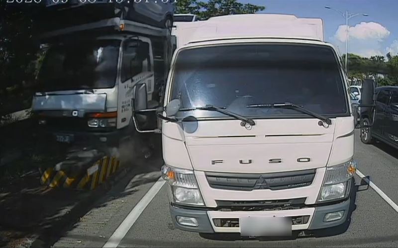 載運汽車的大貨車疑似煞車失靈，切入路肩想減緩車速，仍追撞停等紅燈的３輛車(圖／翻攝畫面)