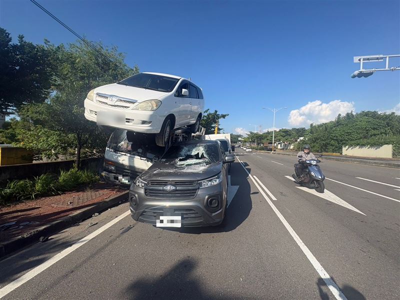 強大撞擊力導致大貨車車斗上的轎車鬆脫噴飛，重壓在休旅車車頂。(圖／翻攝畫面)