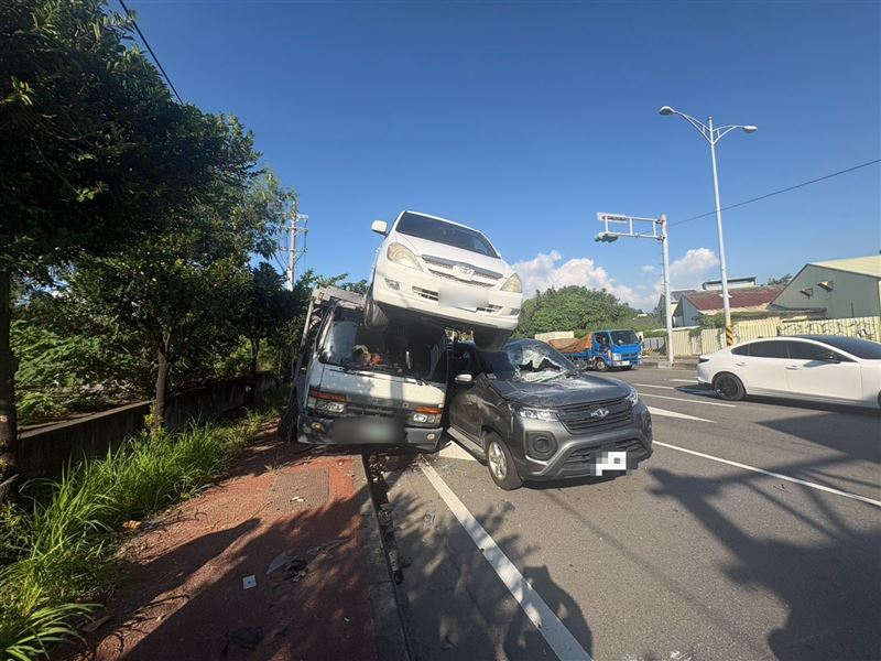 休旅車車頂凹陷、擋風玻璃碎裂，所幸４位駕駛毫髮無傷。(圖／翻攝畫面)