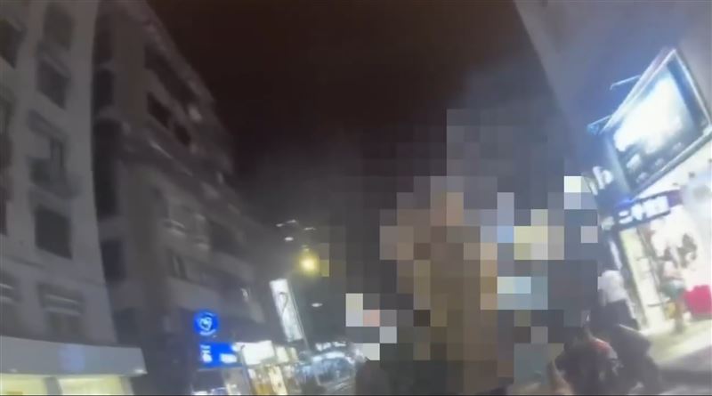 東區情侶檔吵翻！中年男當街肉身擋警車