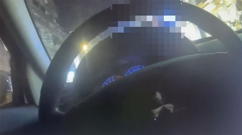 過程中，張男用肉身擋警車並用手機拍攝不讓離開。（圖／翻攝畫面）