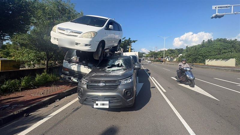 疑煞車失靈猛撞3車　轎車噴飛壓頂慘況曝
