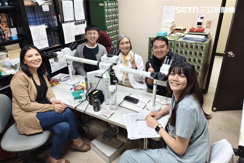 國立成功大學醫學系皮膚科教授李玉雲,退休後仍持續回院臨床教學,榮獲115年度教育部「教育奉獻獎」。(圖/成功大學提供)