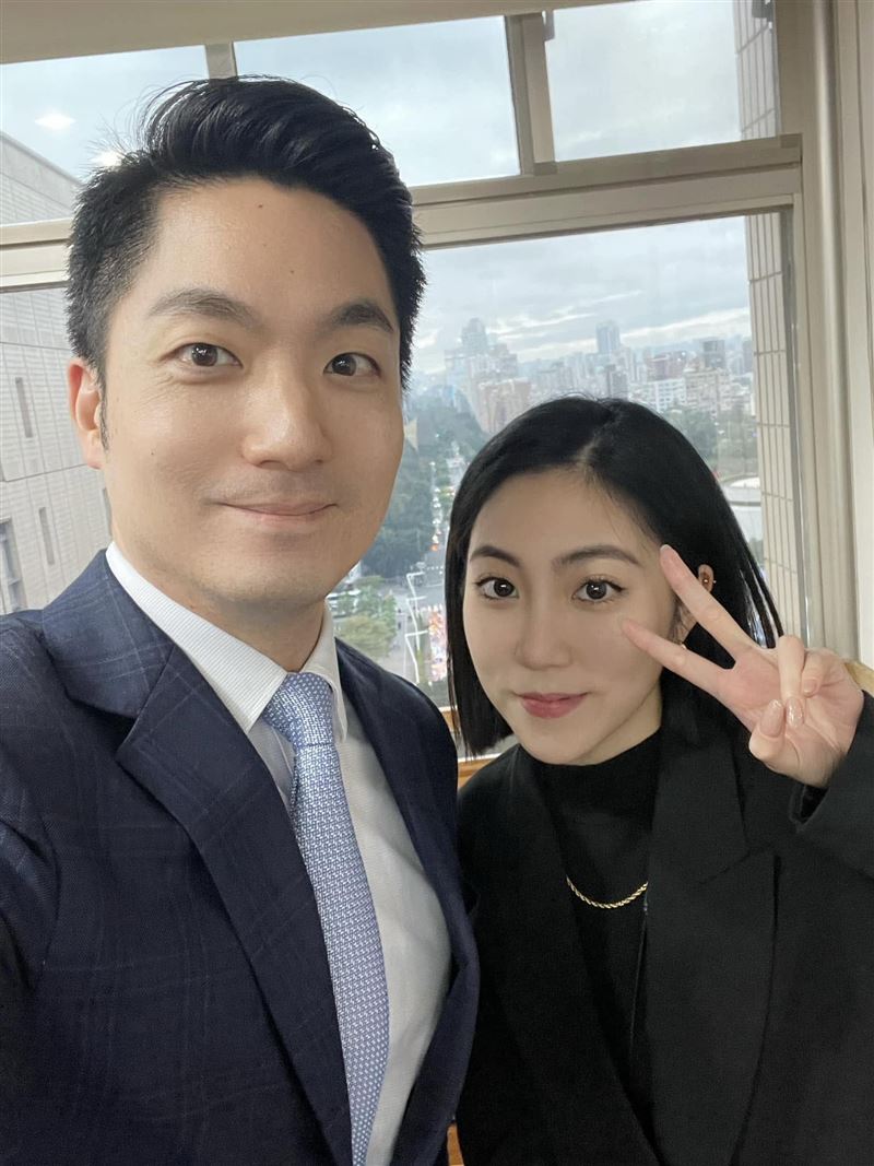 北市府副發言人蔡畹鎣與市長蔣萬安合照。(圖/翻攝自蔡畹鎣臉書)