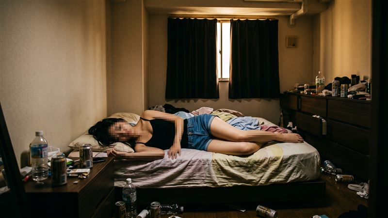 43歲女網友深夜到另名男子租屋處拜訪,當下精神恍惚,服藥後男方讓她在屋內休息,竟離奇喪命。(示意圖/AI製圖)