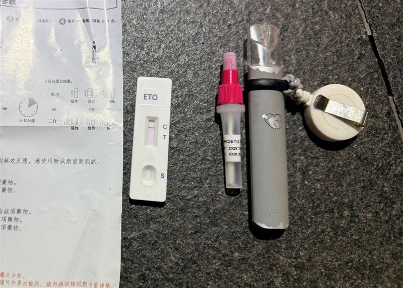 男子第一時間否認犯案，經現場檢驗煙彈呈現依托咪酯陽性反應。（圖／翻攝畫面）