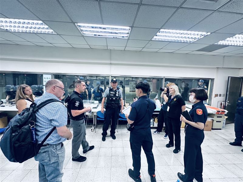 信義警方與西雅圖警察局探討員警執法強度分級及警械使用時機。（圖／信義分局提供）
