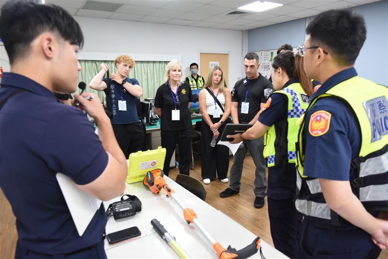 美國西雅圖警察局訪問團前往台北市政府警察局信義分局進行參訪觀摩。（圖／信義分局提供）