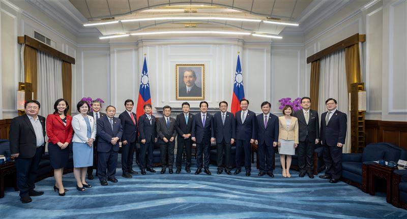賴清德總統8日接見「思考台灣海峽和平穩定國會議員之會」訪團。（圖／總統府提供）
