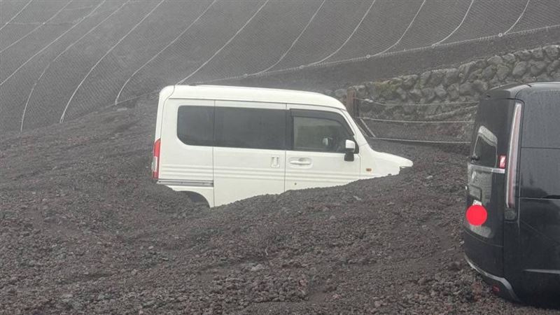 富士山爆意外！2人無呼吸、3車被土石掩埋
