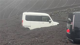 富士山爆意外！2人無呼吸、3車被土石掩埋