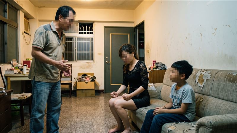 父親長年在外面欠下大筆債務，常有人上門討債，他則拋家棄子，偶爾才回家，討錢去酒店或娛樂場所花天酒地。（示意圖／AI製圖）