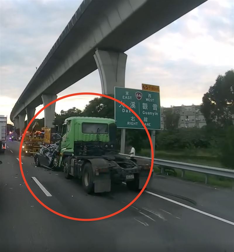 一旁駕駛目擊現場還用客家話講「車子綿綿（爛爛）喔！」（圖／翻攝自Threads @shinobu.tw）