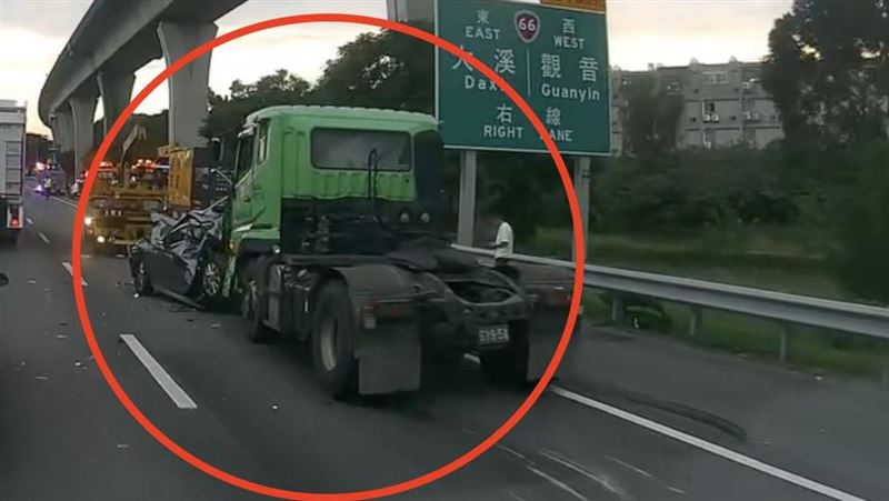 聯結車撞塞車車潮　歐洲車「4門變2門」