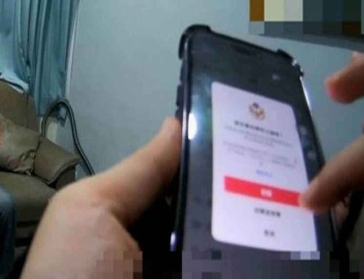 詐團假扮警察逼迫被害人視訊製作筆錄,一見到真警察上門,隨即掛電話。(圖/翻攝畫面)