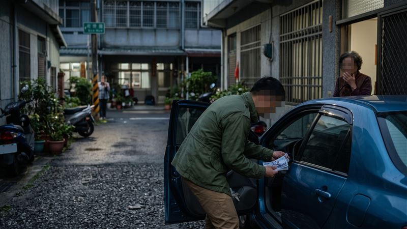 花蓮林姓現役軍人趁休假，凌晨侵入住宅偷竊，被屋主發現落荒而逃；但林男仍不罷休，又搜刮路邊的汽車，得手5萬元。（示意圖／AI製圖）