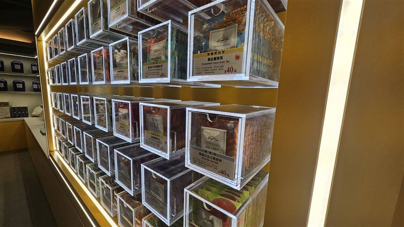 設置「精選茶包展示區」將不同茶款以選物方式呈現，可單包入門嚐鮮或精緻送禮盒裝自由搭配，近50款世界茶一站探索，打造你的Home Tea Bar。（圖／品牌業者提供）