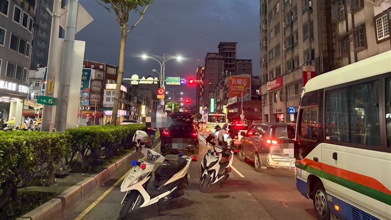 73歲翁疑未注意已紅燈　開車猛撞前方4車