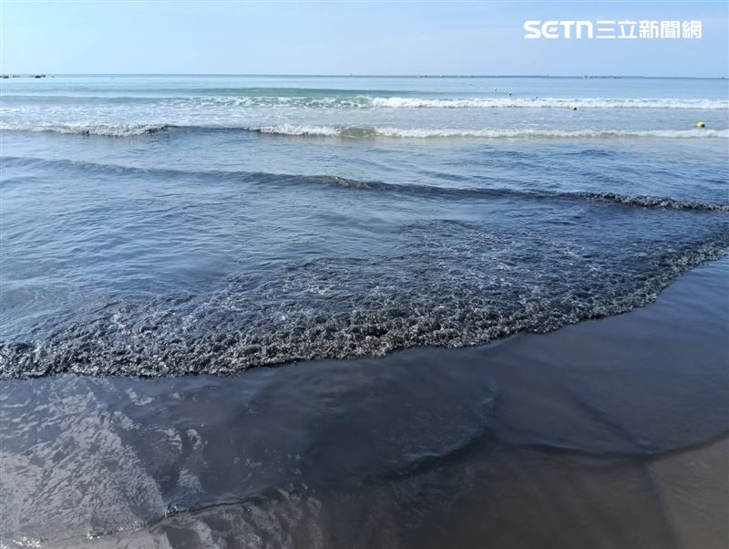 墾丁南灣驚見「黑水染海」原因曝光,遊客直擊沙灘黑溝傻眼:像漏油。(圖/民眾提供)