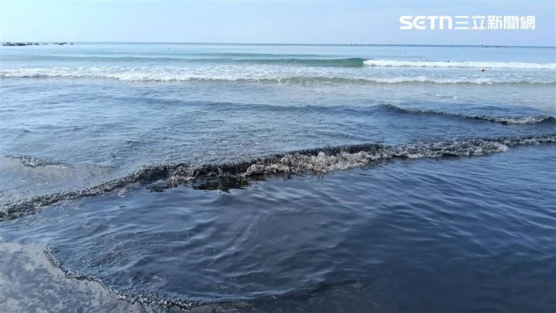 墾丁南灣驚見「黑水染海」嚇遊客　原因曝