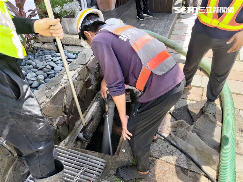 墾丁南灣驚見「黑水染海」原因曝光,遊客直擊沙灘黑溝傻眼:像漏油。(圖/民眾提供)