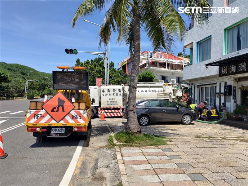 墾丁南灣驚見「黑水染海」原因曝光,遊客直擊沙灘黑溝傻眼:像漏油。(圖/民眾提供)