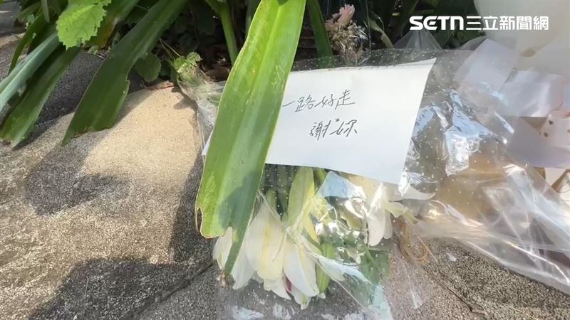 民眾獻花哀悼,祝福護理師一路好走。(圖/翻攝畫面)