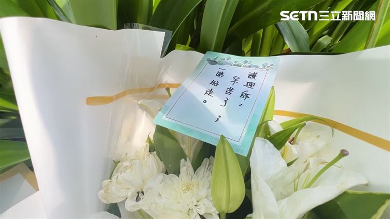 民眾獻花哀悼,祝福護理師一路好走。(圖/翻攝畫面)