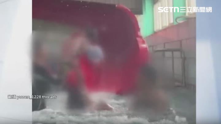 有家長帶小女童玩三層樓高滑水道,結果女童嚇得放聲大哭。(圖/翻攝自Threads @yuwen_1228)