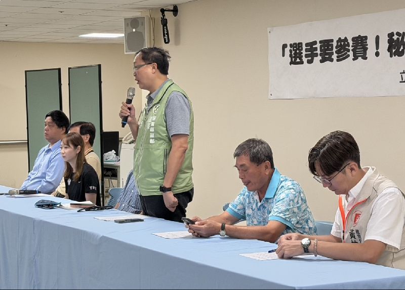 屏東體操選手未經告知,遭中華民國體操協會放棄世錦賽參賽機會,民進黨立委徐富癸(右3)9日在記者會要求運動部調查協會決策過程、究責相關人員。(立委徐富癸辦公室提供)