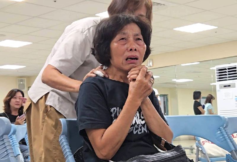 屏東體操選手的世錦賽遞補資格,在未被告知情況下遭中華民國體操協會放棄,民進黨立委徐富癸9日偕同選手家屬舉行記者會,選手潘采宸的阿嬤(前)淚訴協會不給孩子機會