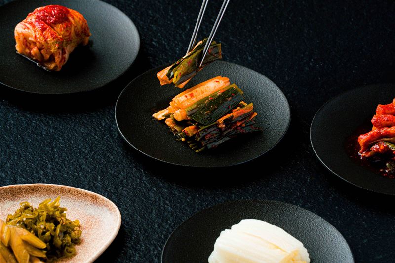 招牌「三星蔥辛奇」精選台灣三星蔥入菜。(圖／開展餐飲集團提供）