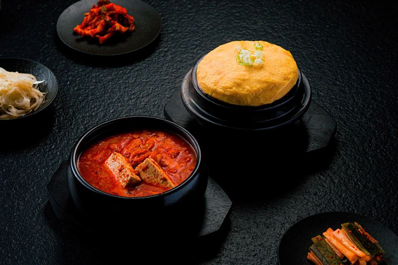 囕盈豚燒肉套餐皆搭配辛奇湯、蒸蛋。(圖／開展餐飲集團提供）
