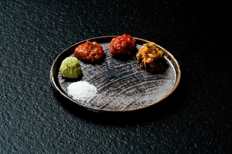 囕盈豚燒肉可搭配岩鹽、自製海鮮醬及香香蝦等特色佐料。(圖／開展餐飲集團提供）