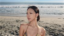 Elly激辣比基尼跪坐沙灘　小S看完說話了