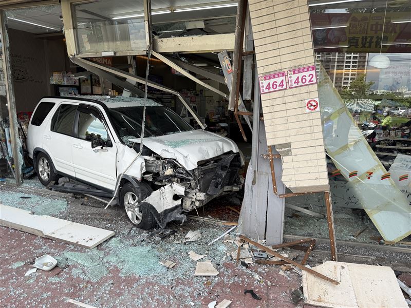 7-11整片落地窗大門被撞壞。（圖／民眾提供）